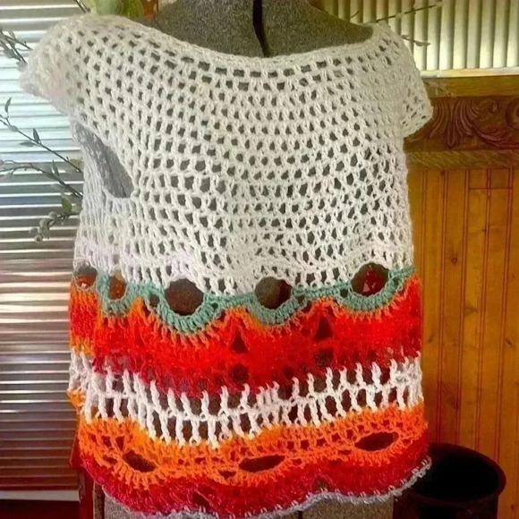 Crocheted women’s vest. - Picture 1 of 4